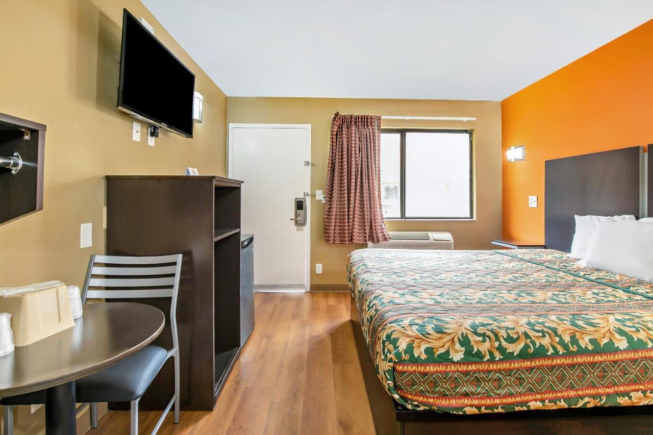 Oyo Hotel Lake Charles Hwy 10 Zewnętrze zdjęcie