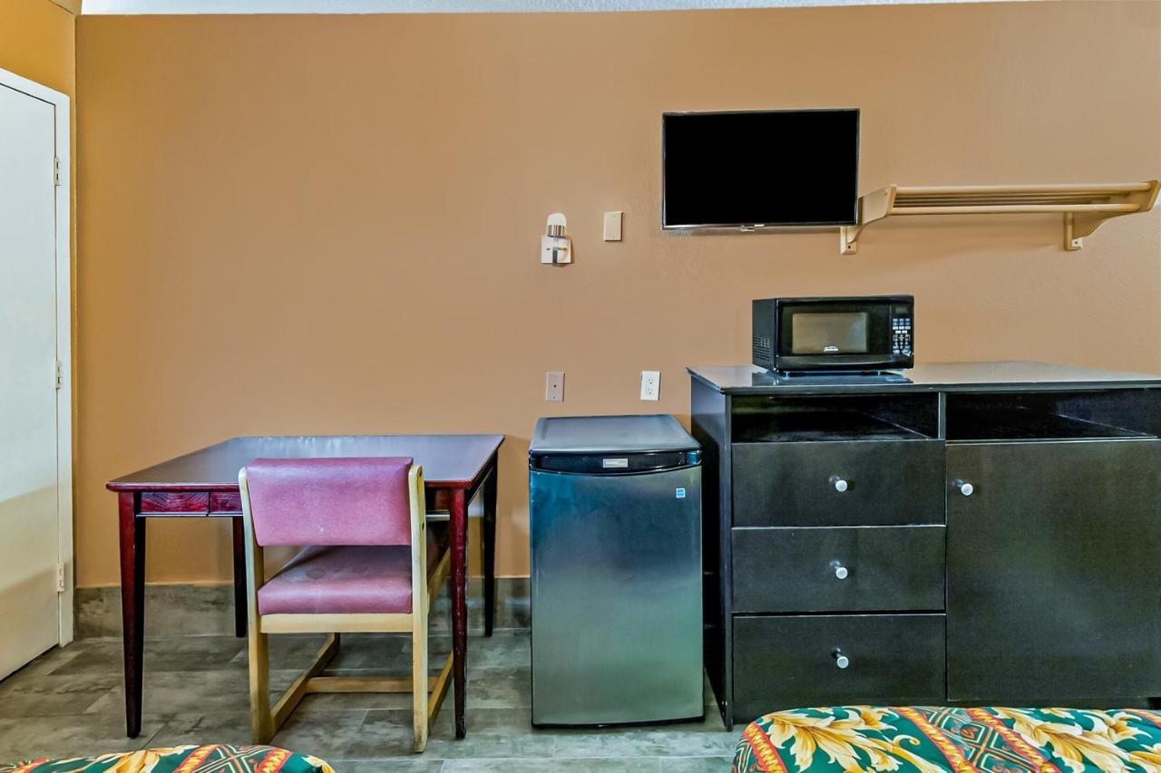 Oyo Hotel Lake Charles Hwy 10 Zewnętrze zdjęcie
