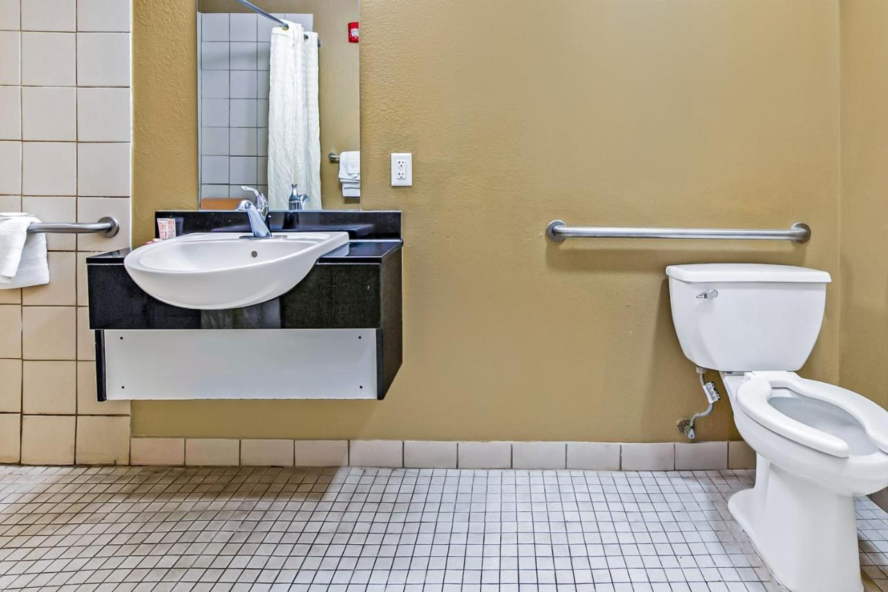 Oyo Hotel Lake Charles Hwy 10 Zewnętrze zdjęcie